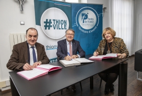 M. Xavier FAESSEL, M. Pierre CUNY et Mme Pascale Rousselle lors de la signature de conventions de médiation entre la cour administrative d’appel de Nancy, le tribunal administratif de Strasbourg, la Ville de Thionville et la Communauté d’agglomération « Portes de France – Thionville »le 1er février 2024